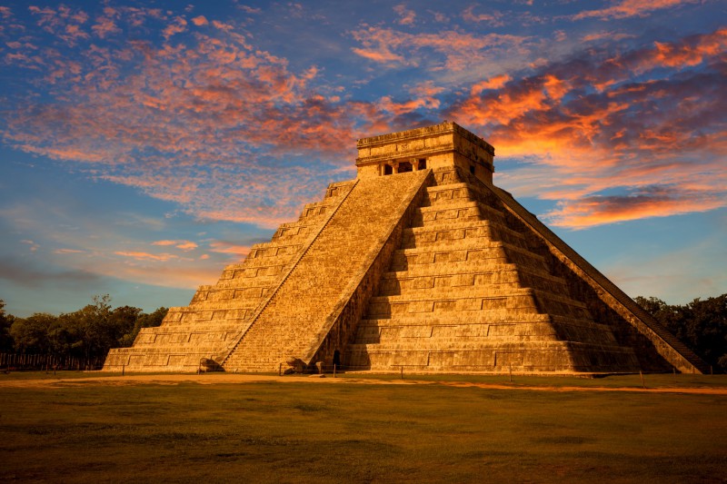 Pyramida Chichén Itzá v Mexiku při západu slunce