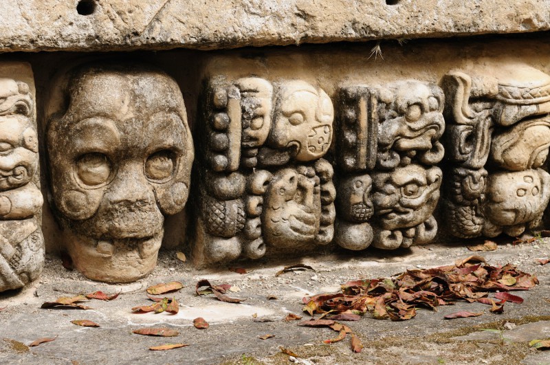 Mayská pyramida v Tikalu obklopená pralesem