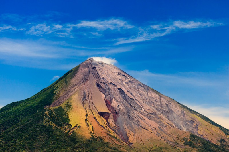 Mayská pyramida obklopená pralesem ve Střední Americe